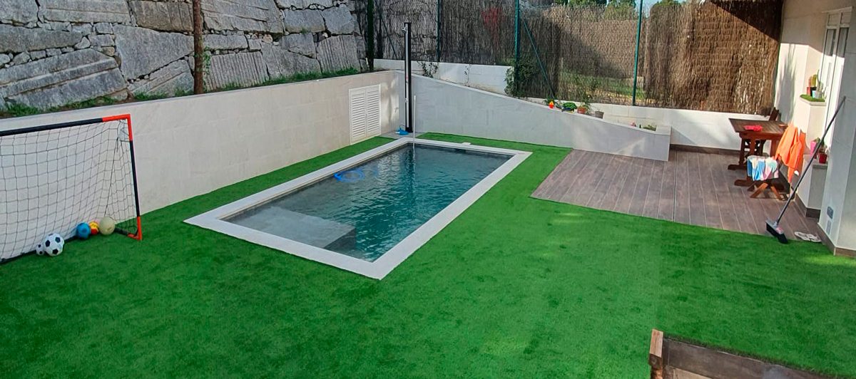 cómo limpiar césped artificial