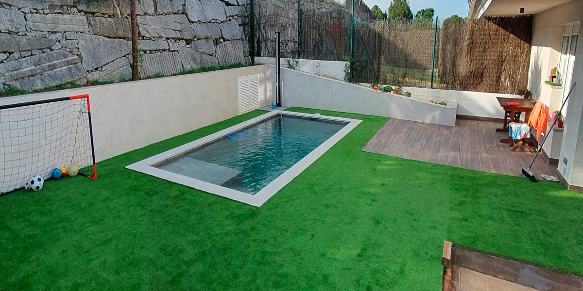 cómo limpiar césped artificial