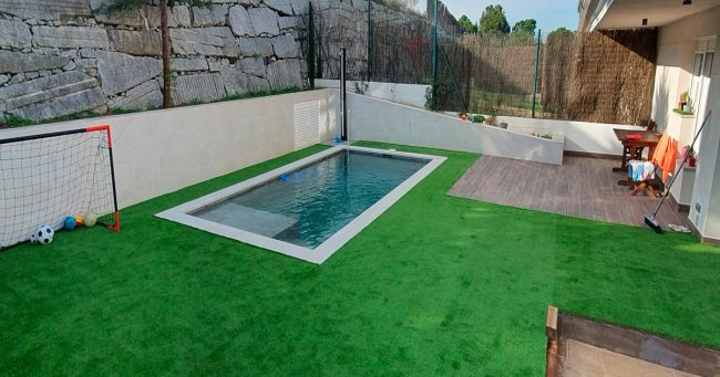 cómo limpiar césped artificial