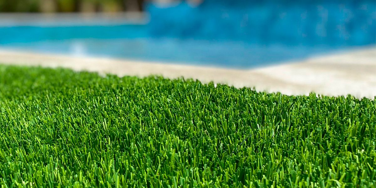 mantenimiento y limpieza del césped artificial